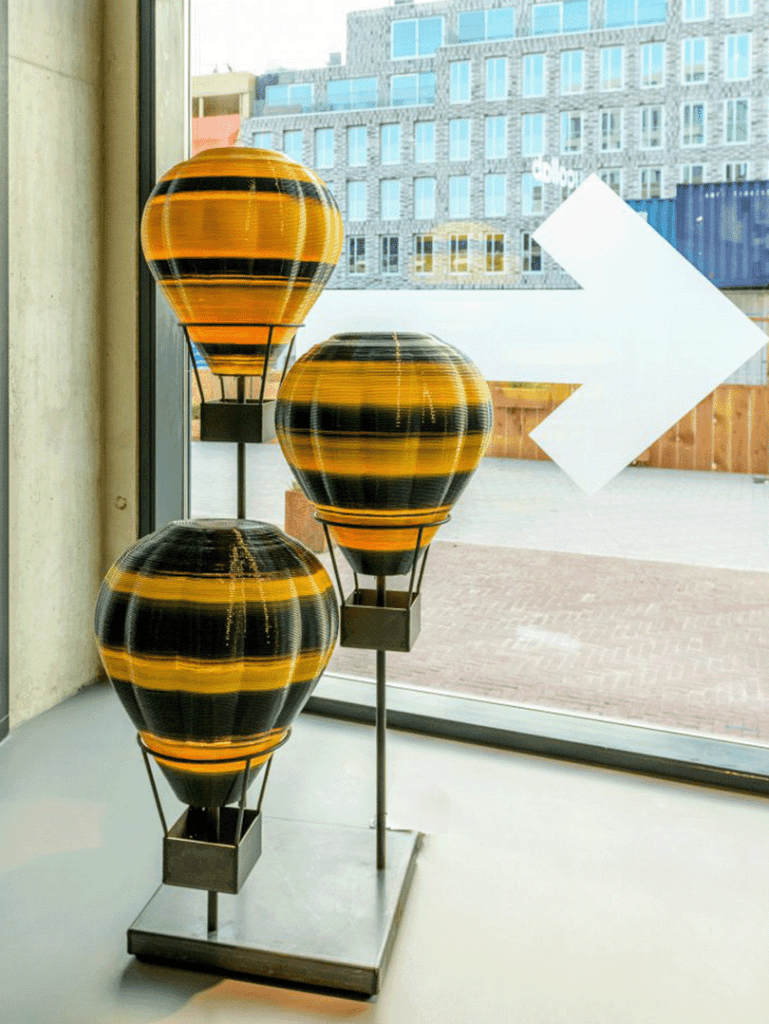Kleurrijk object van gerecycled plastic: de geel-zwarte luchtballonnen voor The Student Hotel