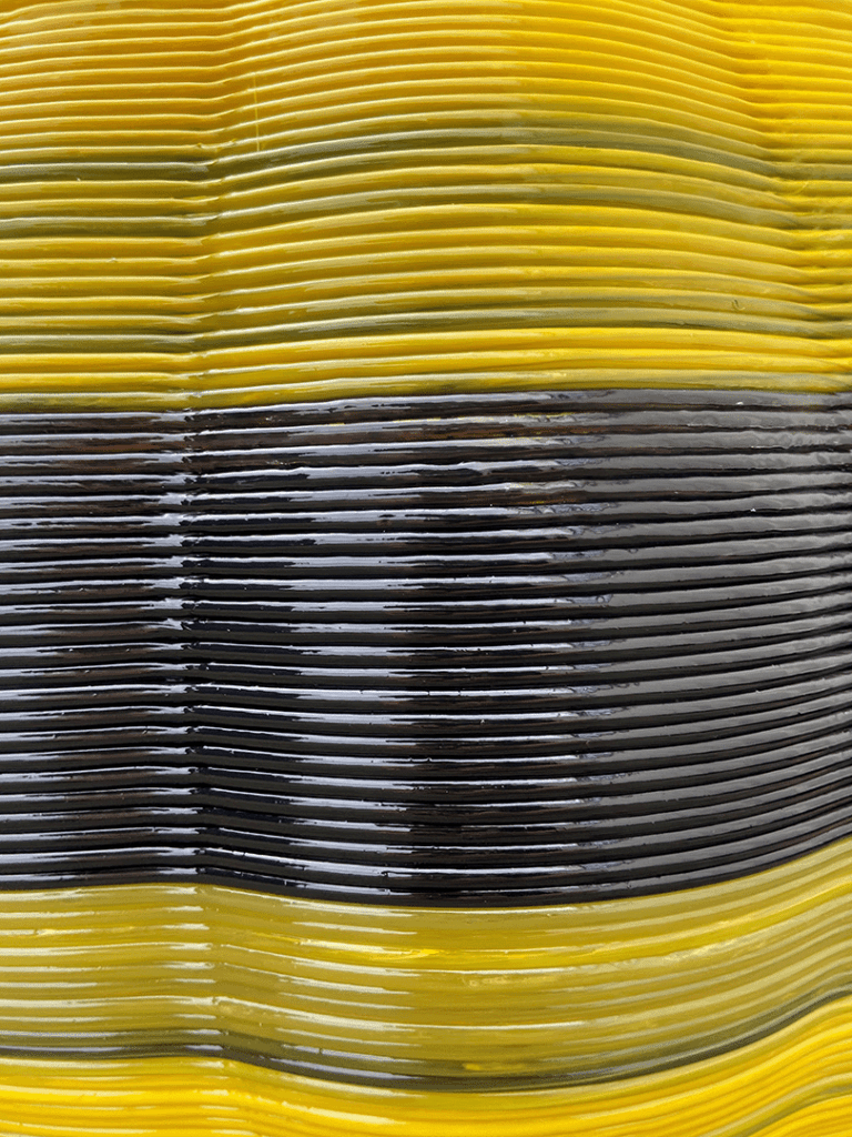 Close-up van gerecycled plastic in geel en zwart gekleurd
