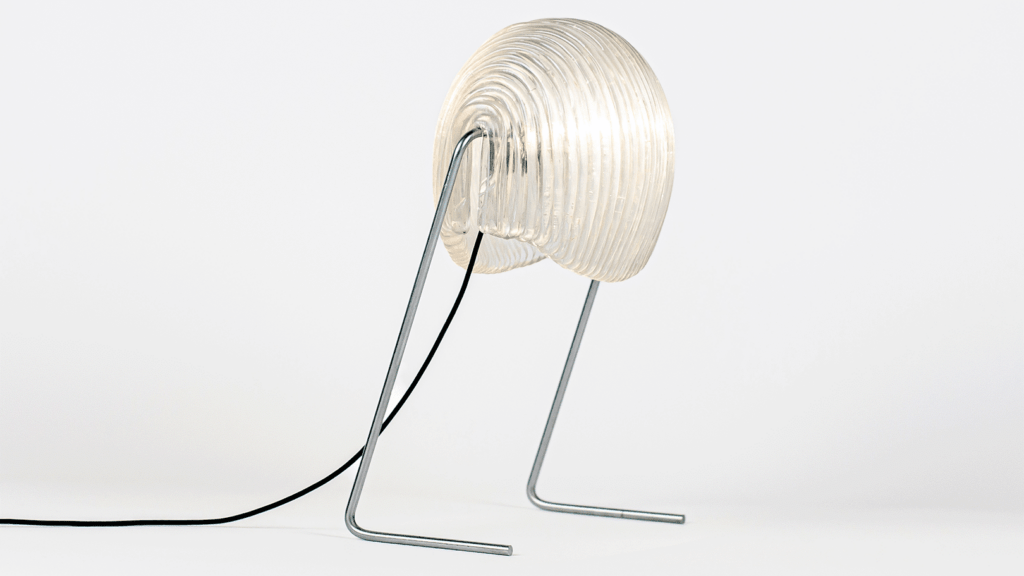 POKO is een duurzaam, multifunctioneel lampje met een 3D-geprinte kap. Het lampje is volledig modulair. POKO is een samenwerking met kunstenaar Lisa Vlamings.