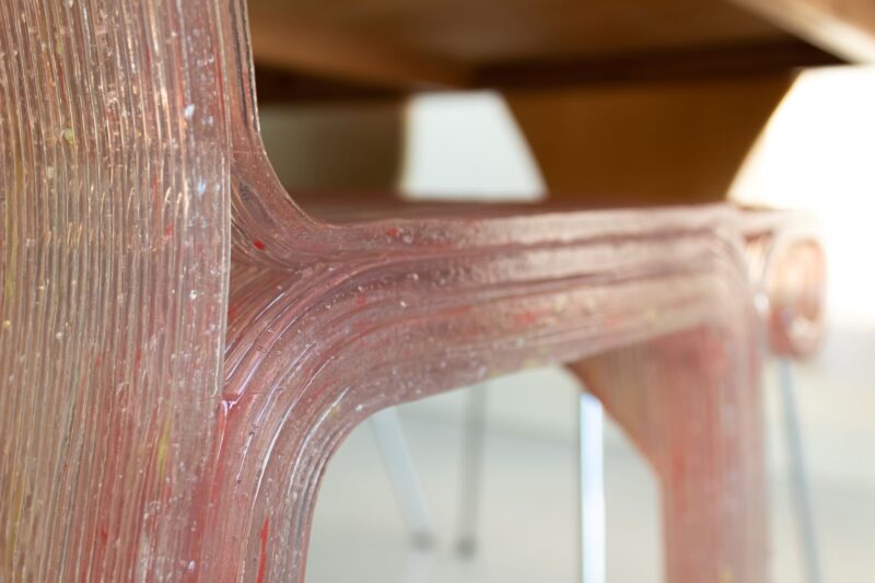 Duurzame stoel Finally One van gerecycled plastic transparant roze rood geel close-up