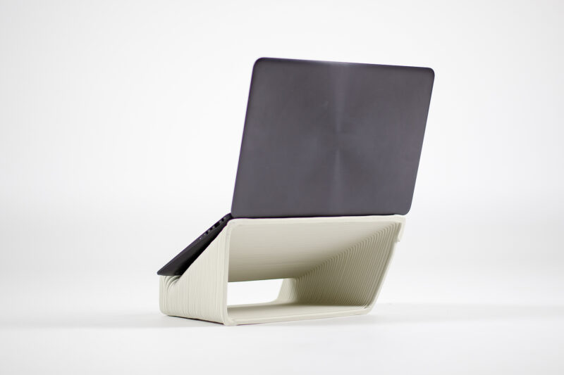 Sustainable laptopstand made from recycled plastic with a 3D-printer