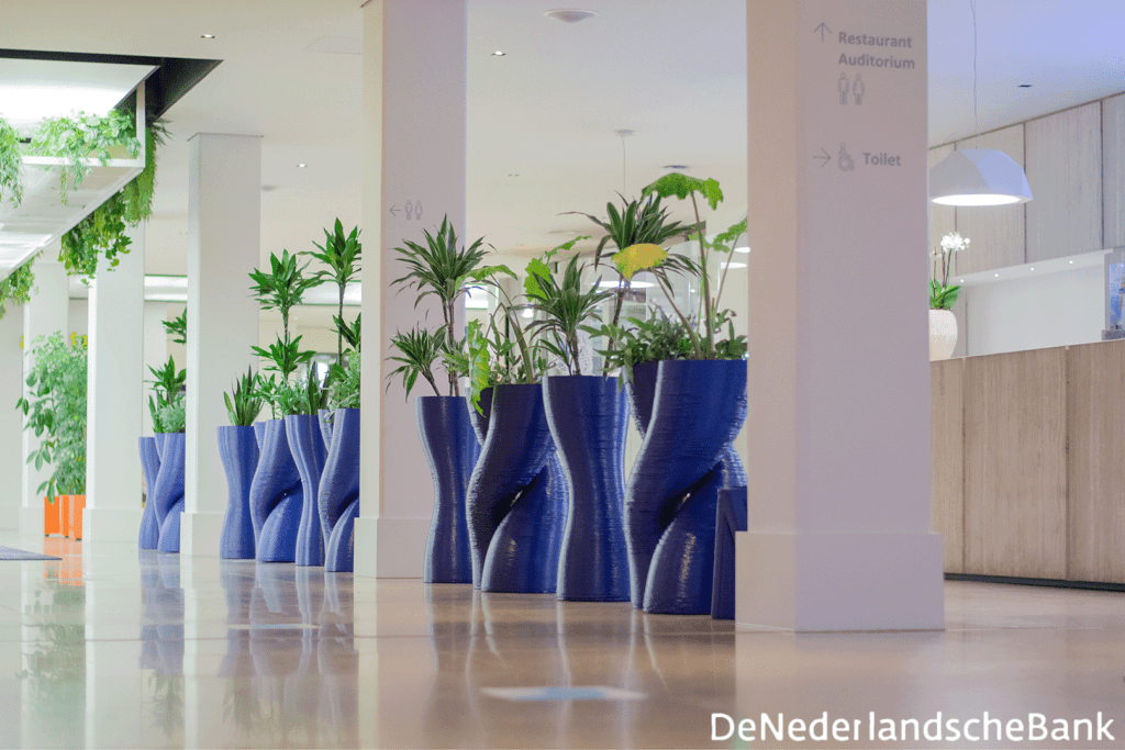 Plantenstandaard van gerecycled plastic voor De Nederlandsche Bank