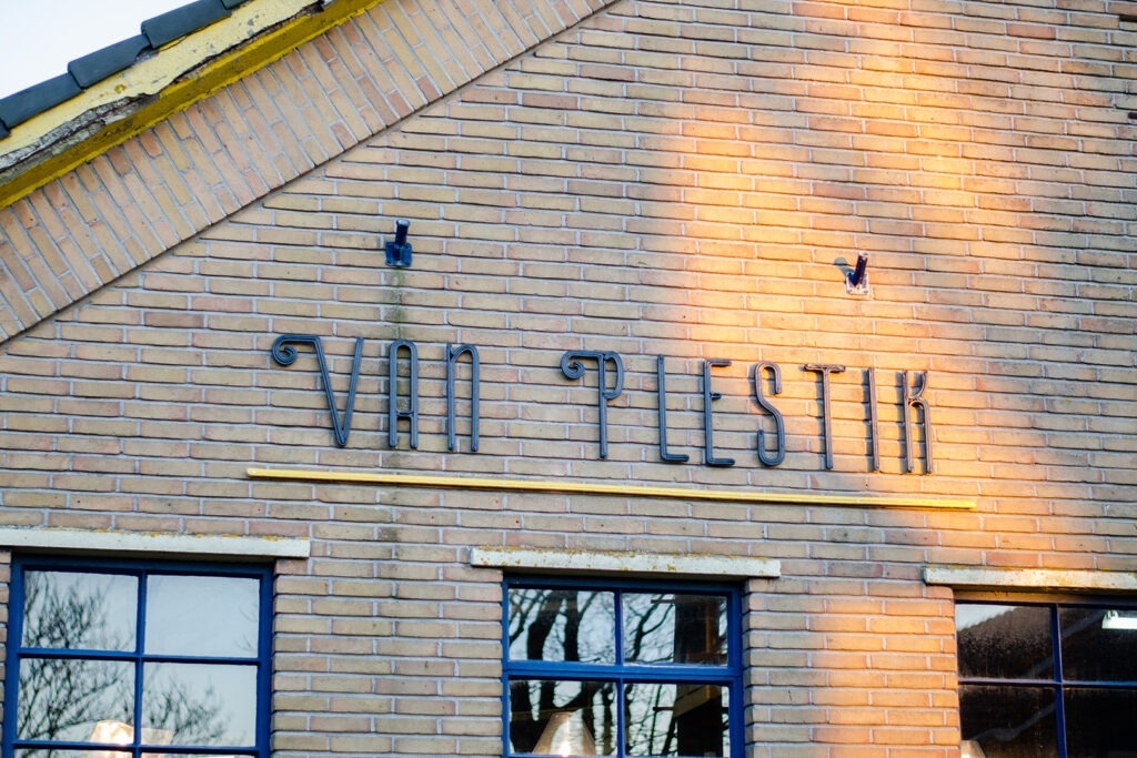 vanPlestik studio logo gevelreclame gerecycled plastic vlakbij Amsterdam